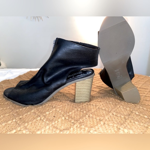 NWOT Women’s Black Pleather Zip Up Wedges Size 6 - Picture 4 of 5